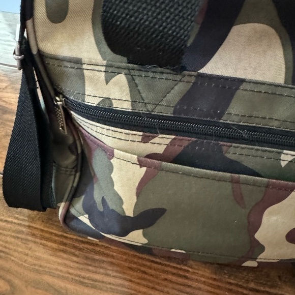 Rockland Camo travel bag. 3 zippered pockets flap to slide on luggage handle - Picture 5 of 12